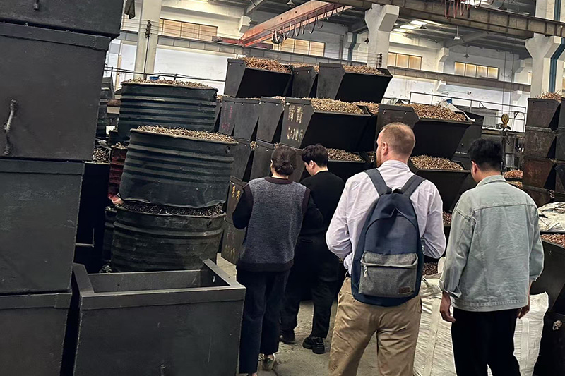 Les clients viennent visiter l'usine
